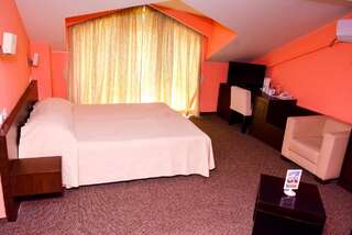 Отель Family Hotel Elitsa Банско Четырехместный номер Делюкс-1